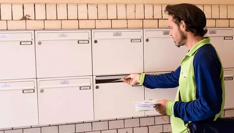 Zusteller wirft Brief in Briefkasten, Zustellprobleme beheben