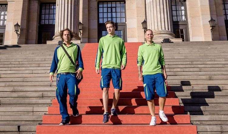 Zusteller gehen Treppe runter, Tarifabschluss 2019