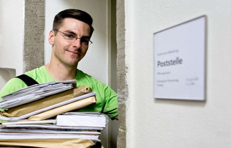 Mann mit Briefstapel, Prozessoptimierung PIN Logistik