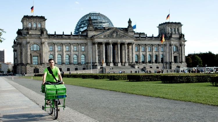 PIN AG Briefzusteller unterwegs in Berlin