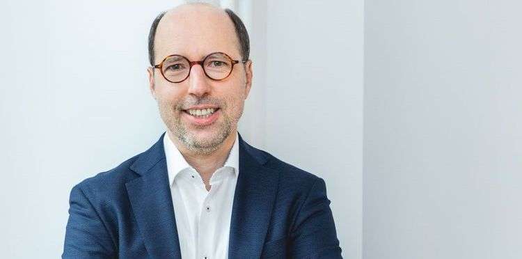 Lächelnder Mann als neuer Geschäftsführer von Packator