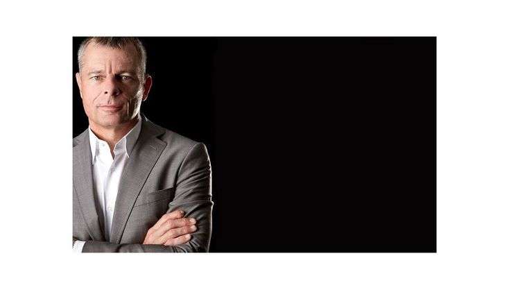 Axel Stirl vor schwarzem Hintergrund für clublife Magazin